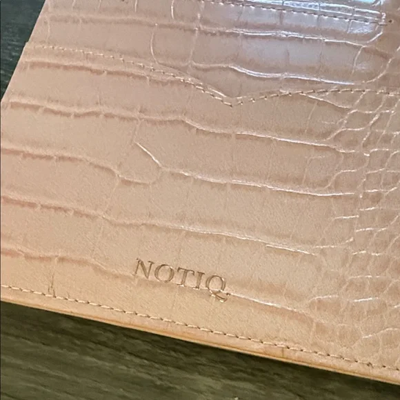 Notiq Pink Croc with Rose Gold hardware 6 ring A5 agenda - Picture 7 of 8